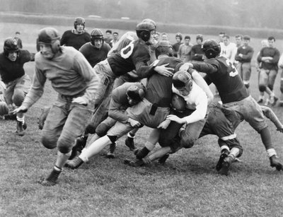 Neergehaald in de Voetballijn, San Francisco, Californië, 30 augustus 1937 door Unbekannt Unbekannt